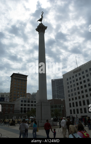 Le monument sillhouetted Dewey contre un ciel gris à Union Square, San Francisco, California, USA Banque D'Images