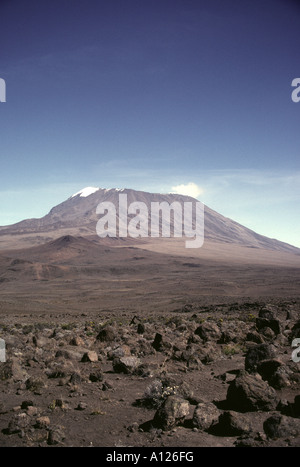 Sommet du Kilimandjaro Kibo comme vu à partir de la selle près du sommet. Tanzanie, Afrique de l'Est Banque D'Images