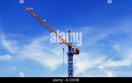 Grue jaune et bleu, le réaménagement de la place d'Or (été 2005), Warrington, England Banque D'Images