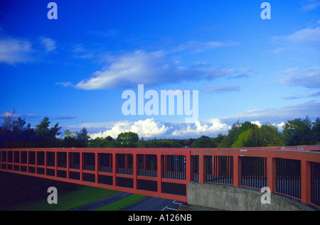 Pont Rouge, les nuages blancs, ciel bleu, Westbrook, Warrington, England Banque D'Images