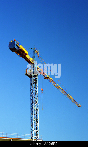 Grue jaune et bleu, le réaménagement de la place d'Or (été 2005), Warrington, England Banque D'Images