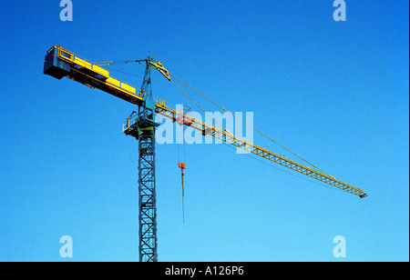 Grue jaune et bleu, le réaménagement de la place d'Or (été 2005), Warrington, England Banque D'Images