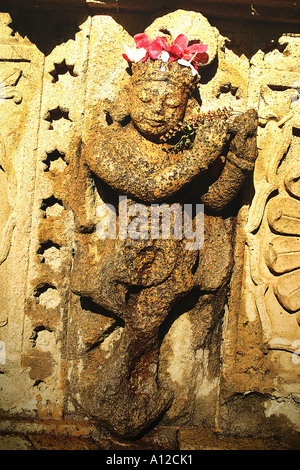 La sculpture indienne75066 RSC de dieu hindou Krishna jouant de la flûte, l'Inde Banque D'Images