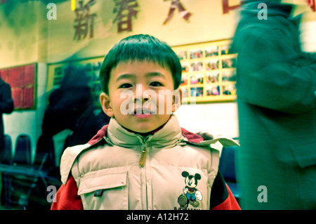 Paris France Chinatown Jeune garçon chinois 'Portrait' dans un 'Temple Bouddhiste' Multicultural Banque D'Images