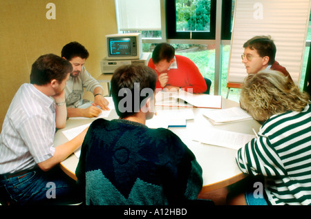 Fon-tainebleau France, Education jeunes adultes travaillant ensemble Lab 'INSEAD University' Business School Group étudiant MBA, campus universitaire talkin Banque D'Images