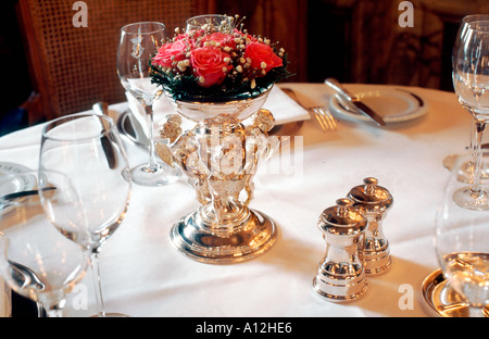 Paris France, restaurant français de haute cuisine, détail, cadre de table dans l'hôtel 5 étoiles « Hôtel de Crillon », restaurant chic « les Ambassadeurs », cuisine de luxe Banque D'Images