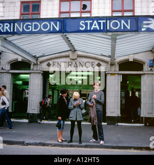 Les jeunes gens debout outsidet l'ancien bâtiment de la gare de Farringdon sur entrée Cowcross Street London England UK KATHY DEWITT Banque D'Images