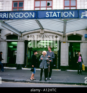 Les jeunes gens debout à l'extérieur de la gare de Farringdon et connectez-vous à l'entrée Cowcross Street London, England, UK KATHY DEWITT Banque D'Images