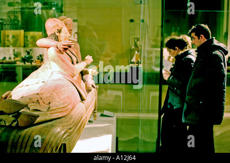 Paris France, couple visitant au Musée du Louvre 'le sarcophage étrusque d'un couple marié' Art ancien, sculpture antique, statues- à l'intérieur antique Banque D'Images