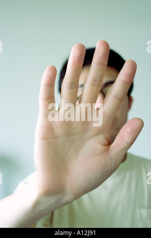 Les jeunes adultes de sexe masculin : la main jusqu' Hand Gesturing 'Arrêt' Banque D'Images