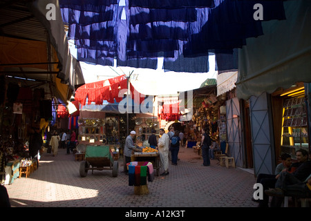 Séchage tissu au Souk des teinturiers à Marrakech Maroc Banque D'Images