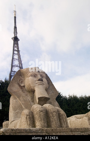 Sphinx du reste d'une grande exposition et émetteur de télévision de l'élévateur. Crystal Palace Park, Sydenham, Londres, Angleterre Banque D'Images