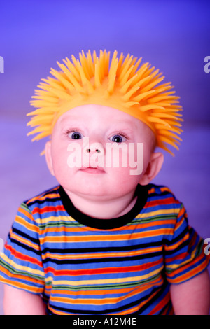 Bebe Avec Drole Perruque Orange Sur Sa Tete Photo Stock Alamy