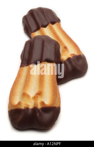 Fraises trempées dans le chocolat noir biscuit doré grillé doigt paire Banque D'Images