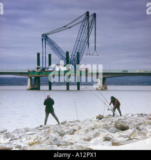 La fin de la deuxième Severn Crossing en construction avec les pêcheurs en premier plan Banque D'Images