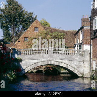 Soke Pont sur la rivière Itchen avec la Ville du xviiie siècle, à l'arrière-plan Winchester Hampshire Angleterre Banque D'Images