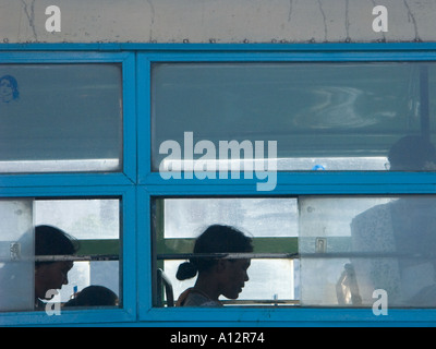 Les passagers des autobus et à la station de bus Banque D'Images