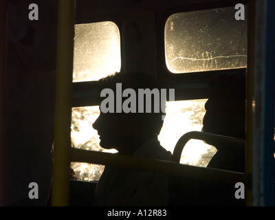 Les passagers des autobus et à la station de bus Banque D'Images