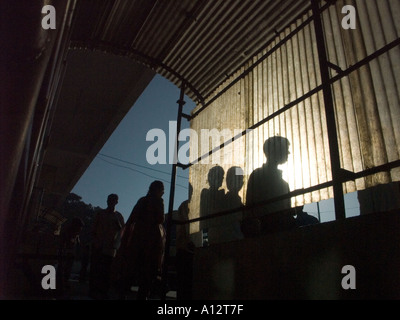 Les passagers des autobus dans la gare à Bangalore Inde Banque D'Images