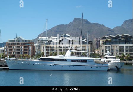 Yachts exclusifs et bien sur le Victoria and Alfred Waterfront Cape Town Afrique du Sud complexe LSF Banque D'Images