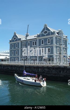 Port de commerce et le pont tournant, au Victoria and Alfred Waterfront Cape Town Afrique du Sud complexe LSF Banque D'Images