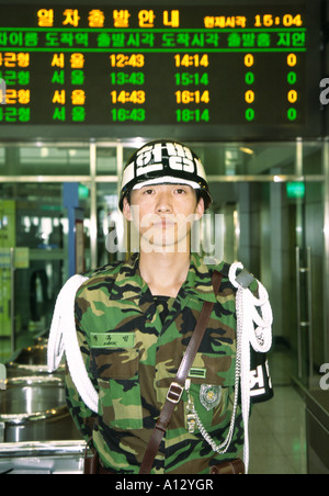 Un soldat (ROK) monte la garde à la gare de Dorasan dans la zone démilitarisée entre la Corée du Nord et du Sud Banque D'Images