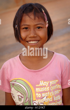 Jeune fille dans un petit village en Isaan une zone du nord-est de la Thaïlande rurale une région pauvre de la Thaïlande Banque D'Images