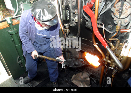 Fireman pelleter le charbon Bodmin et Wenford Cornwall de fer vapeur Banque D'Images