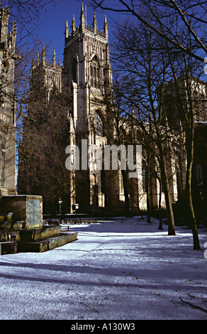 York Minster en hiver neige et Boer War Memorial Duncombe place York North Yorkshire Angleterre Royaume-Uni Grande-Bretagne Banque D'Images