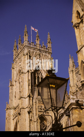 Tour ouest la cathédrale de York York North Yorkshire England UK Royaume-Uni GB Grande-bretagne pavillon de St George Banque D'Images