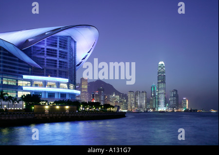 Hong Kong Convention and Exhibition Centre avec la SFI et financial district en arrière-plan. Banque D'Images