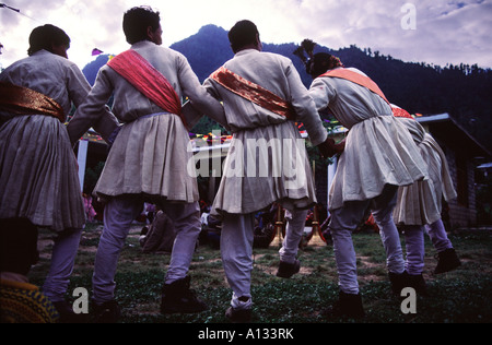 Un groupe de danseurs lors d'un mariage à Manali, Himachal Pradesh, Inde Banque D'Images