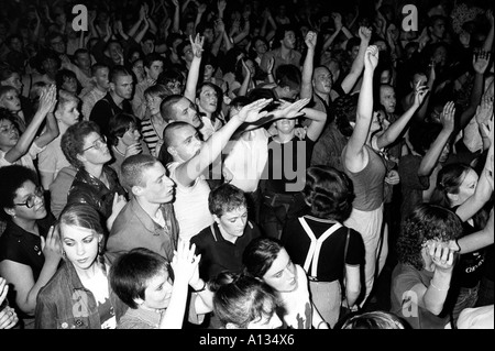 Skinhead à Camden Town à l'Electric Ballroom danse à UB40. Londres 1980. Skins saluent SIEG Heil 1980s Royaume-Uni Angleterre HOMER SYKES Banque D'Images