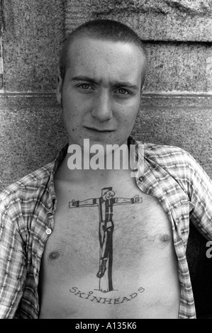 Skinhead avec tatouage de Jésus comme un Skinheads crucifié sur une croix. Années 1980 Londres 1982 HOMER SYKES Banque D'Images