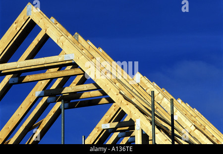 Rafteurs sur une maison partiellement construite, Playford près d'Ipswich, Suffolk, UK. Banque D'Images