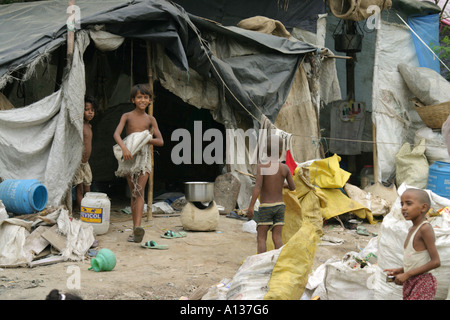 Les enfants dans un grand camp, Agra, Inde Banque D'Images