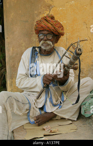 Lecteur de musique de rue portant des vêtements traditionnels, Jaipur, Inde Banque D'Images