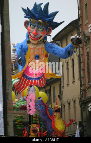 Une scène de la célèbre Carnaval de Cento, jumelée au carnaval brésilien, Italie Banque D'Images