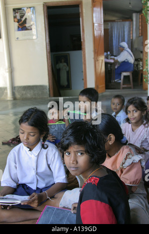 L'école pour les enfants pauvres dans le Nirmal Hriday, Kolkata, Inde Banque D'Images