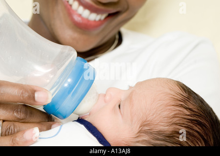 Mère biberon bébé âgé de 4 semaines Banque D'Images