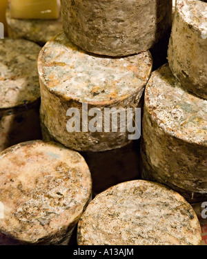 Cave de fromage mûri de Somerset enveloppée de tissu pour lui permettre de respirer England UK Banque D'Images