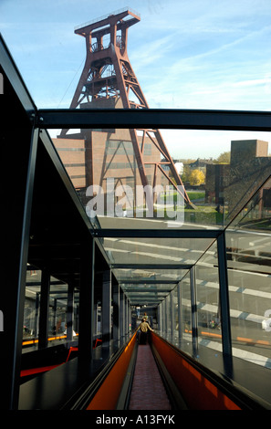 La mine de charbon de Zollverein Unesco, Pit XII, Essen, Allemagne. Escalator au centre d'accueil en ex-usine de lavage du charbon. Banque D'Images