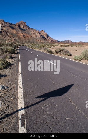 Traversée de la route spectaculaire paysage de désert de lave dans le parc national du Mont Teide Tenerife Canaries Banque D'Images