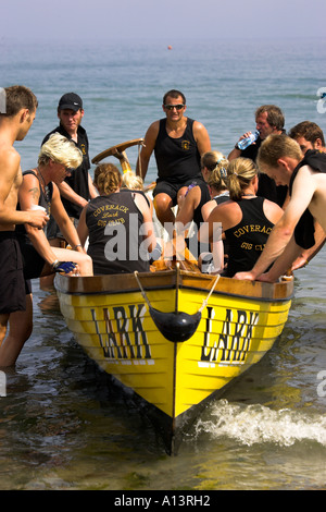 Pilote de course Concert Cornish course annuelle tenue à Looe, Cornwall, en juillet chaque année .les deux équipes masculines et féminines en compétition Banque D'Images