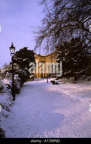 Yorkshire Museum in Winter Museum Gardens Snow Scene York North Yorkshire Angleterre Royaume-Uni Grande-Bretagne Banque D'Images