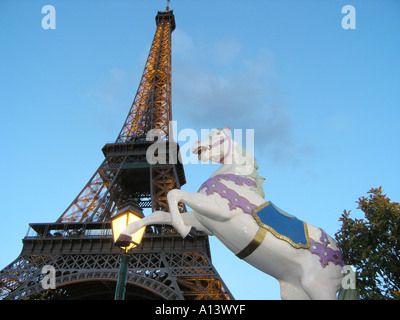 Tour Eiffel Tower Paris France avec parc d'cheval dans l'avant-plan Banque D'Images