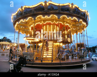 Des expositions fixes carousel au crépuscule en face de la Tour Eiffel Paris France Banque D'Images