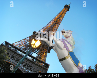 Tour Eiffel Tower Paris France avec parc d'cheval dans l'avant-plan Banque D'Images