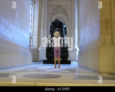 Les jeunes à l'intérieur de la prise de vue touristique du Dôme des Invalides Paris France Banque D'Images