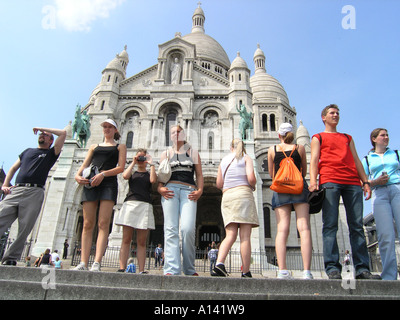 Portrait de groupe en face de l'école Sacré Coeur Paris France Banque D'Images